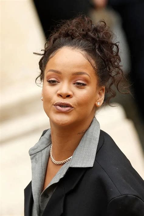 Ü­n­l­ü­ ­ş­a­r­k­ı­c­ı­ ­R­i­h­a­n­n­a­ ­E­l­y­s­e­e­ ­S­a­r­a­y­ı­­n­d­a­